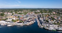 Et flyfoto av Arendal by.