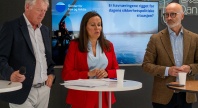 Tre personer i samtale under Senter for hav og Arktis’ arrangement om havnæringenes rolle i dagens sikkerhetspolitiske situasjon under Arendalsuka.